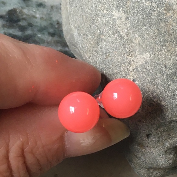 🎈Sale 🎈2 for $10 NWOT cute little salmon berry pink ball post earrings - Picture 5 of 5